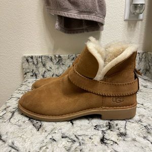*NEVER WORN* UGG MCKAY BOOTS SIZE 11